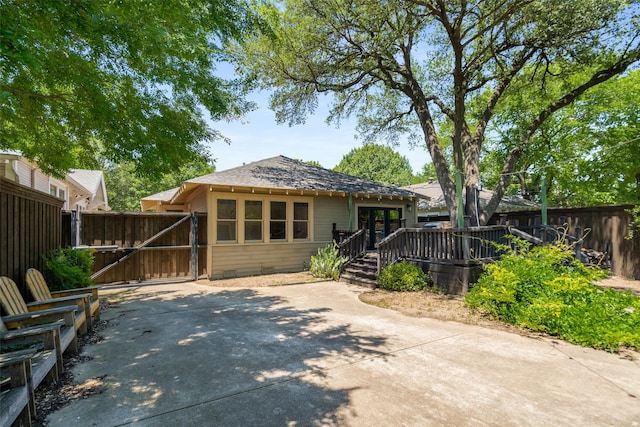 422 S Winnetka Ave, Dallas, TX 75208 - rear view of property featuring a gate, a deck, and fence