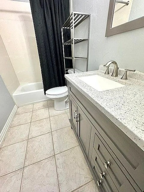 4726 Steeple Chase Ln, Rockwall, TX 75032 - bathroom featuring tile patterned flooring, vanity, and shower / tub combo
