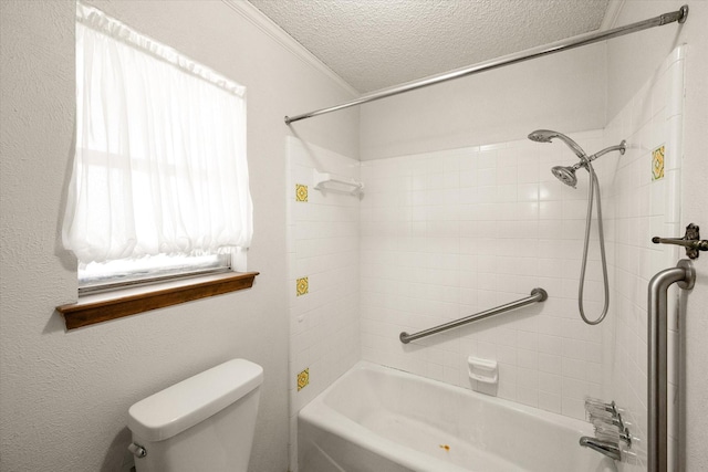 1611 Royal Mile Ct, Arlington, TX 76015 - full bath featuring a textured ceiling, toilet, and washtub / shower combination