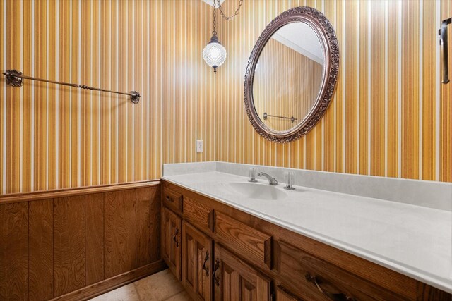 1611 Royal Mile Ct, Arlington, TX 76015 - bathroom featuring wallpapered walls and vanity