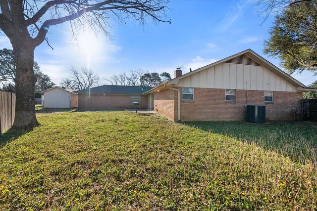 1611 Royal Mile Ct, Arlington, TX 76015 - view of yard featuring central AC