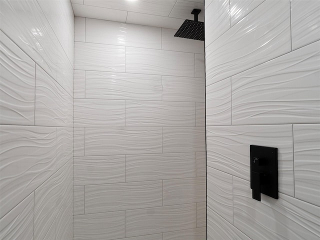 room details featuring a tile shower