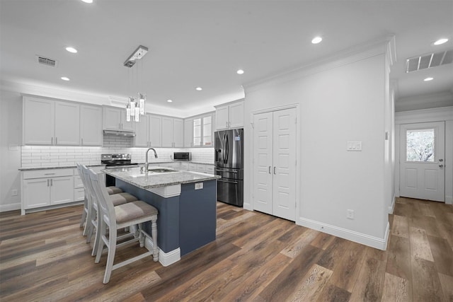 3025 S College Blvd, Denison, TX 75020 - kitchen with visible vents, crown molding, a sink, and stainless steel refrigerator with ice dispenser