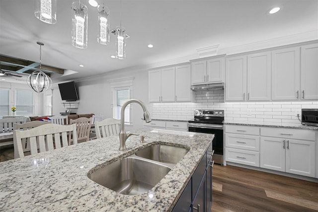 3025 S College Blvd, Denison, TX 75020 - kitchen featuring a notable chandelier, a sink, appliances with stainless steel finishes, under cabinet range hood, and dark wood-style flooring