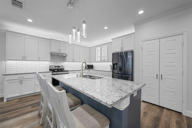3025 S College Blvd, Denison, TX 75020 - kitchen with visible vents, stainless steel range with electric cooktop, a sink, dark wood-style floors, and fridge with ice dispenser