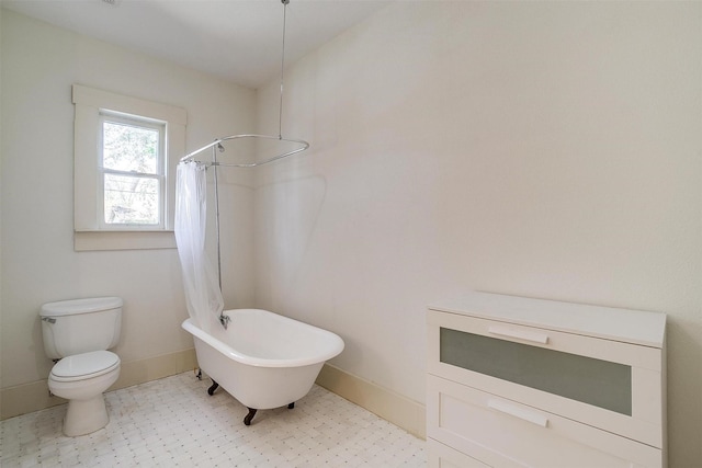 bathroom with toilet, a washtub, curtained shower, and baseboards
