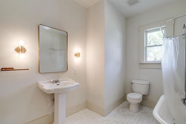 bathroom featuring baseboards, visible vents, toilet, and a shower with shower curtain