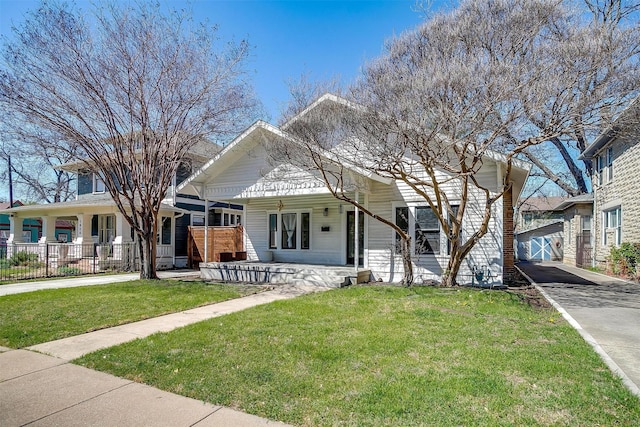 view of front of house with fence, a front lawn, and a porch