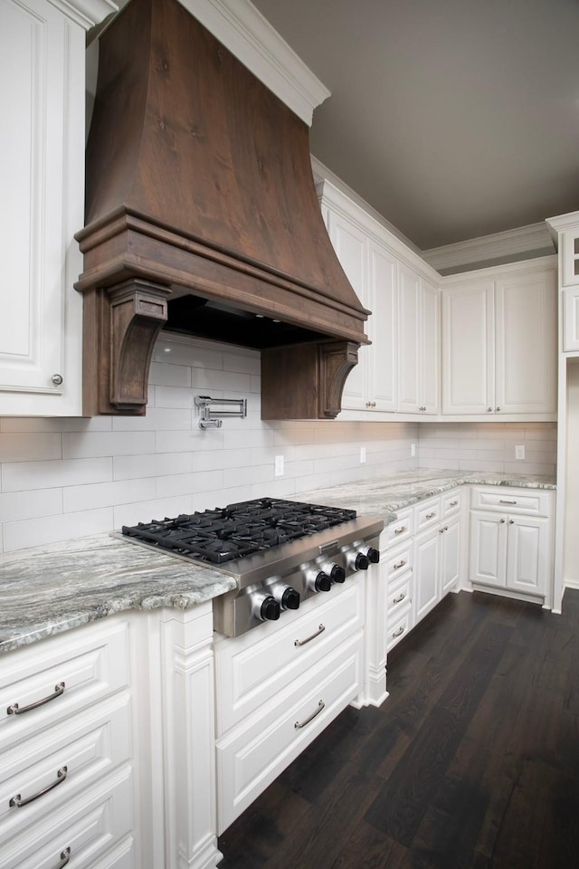 7603 Timber Trl, Tyler, TX 75703 - kitchen with custom range hood, stainless steel gas cooktop, and white cabinets