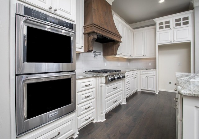 7603 Timber Trl, Tyler, TX 75703 - kitchen featuring stainless steel appliances, premium range hood, white cabinetry, recessed lighting, and crown molding