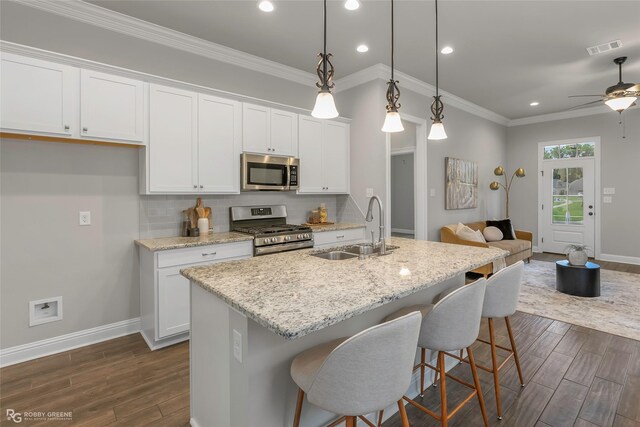 918 Hackberry Dr, Bossier City, LA 71111 - kitchen featuring stainless steel appliances, a sink, dark wood finished floors, tasteful backsplash, and recessed lighting