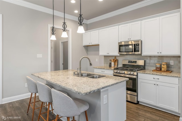918 Hackberry Dr, Bossier City, LA 71111 - kitchen featuring appliances with stainless steel finishes, a sink, crown molding, recessed lighting, and dark wood-type flooring