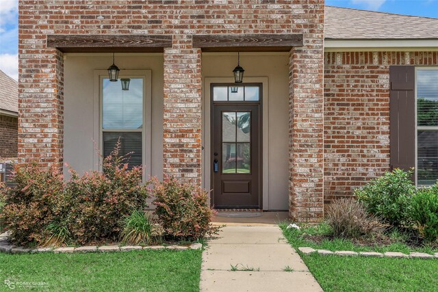 918 Hackberry Dr, Bossier City, LA 71111 - view of exterior entry featuring brick siding and a shingled roof