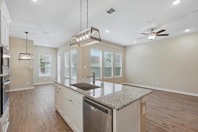 kitchen featuring visible vents, appliances with stainless steel finishes, light wood-type flooring, a sink, and open floor plan