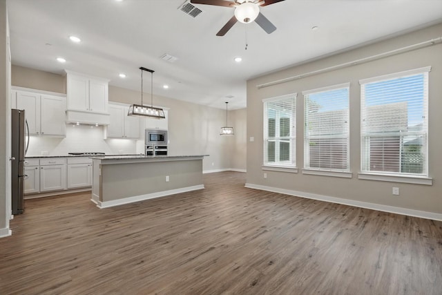 kitchen featuring stainless steel appliances, a ceiling fan, open floor plan, recessed lighting, and visible vents