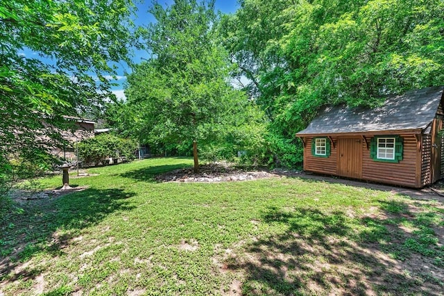 view of yard featuring an outbuilding