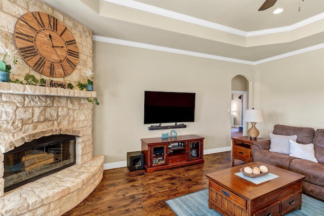 foyer with an inviting chandelier, ornamental molding, dark wood-type flooring, arched walkways, and baseboards