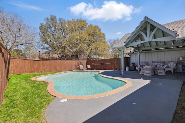 view of pool featuring a patio and outdoor lounge area