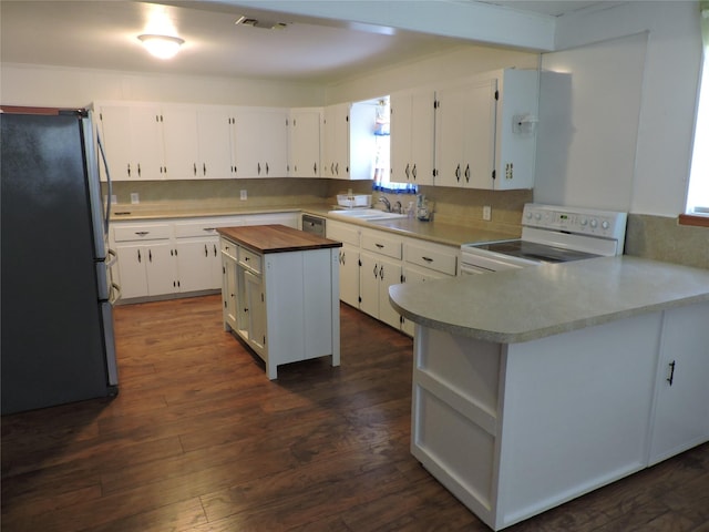 kitchen featuring a sink, freestanding refrigerator, dark wood finished floors, wood counters, and electric range