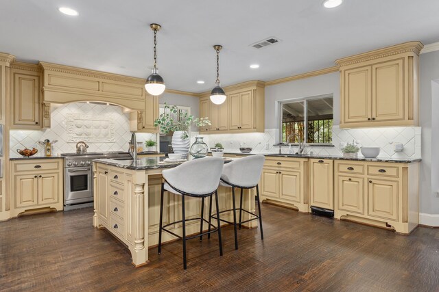 bar with baseboards, recessed lighting, visible vents, and dark wood-type flooring