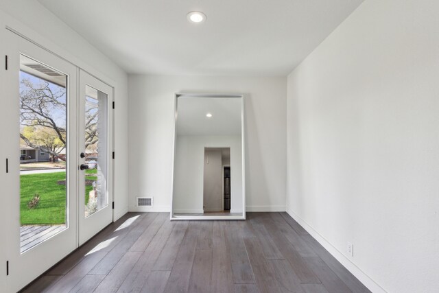 interior space featuring baseboards, visible vents, wood finished floors, and recessed lighting