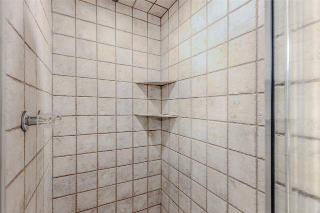 bathroom featuring a tile shower