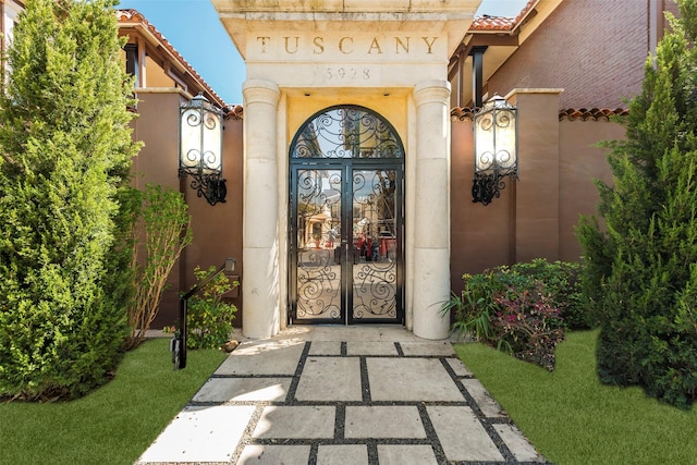 5920 Sandhurst Ln Unit 232, Dallas, TX 75206 - entrance to property with a tile roof, stucco siding, and french doors