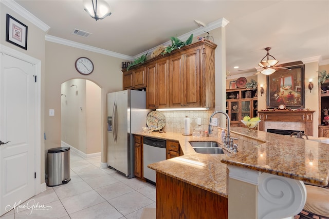 kitchen with a sink, ceiling fan, visible vents, stainless steel appliances, and a peninsula