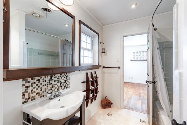6814 Blackwood Dr, Dallas, TX 75231 - full bath featuring shower / bathtub combination with curtain, crown molding, vanity, backsplash, and baseboards