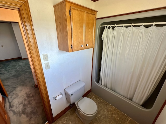 full bath with baseboards, toilet, and shower / tub combo