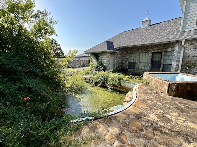 view of yard featuring a jacuzzi