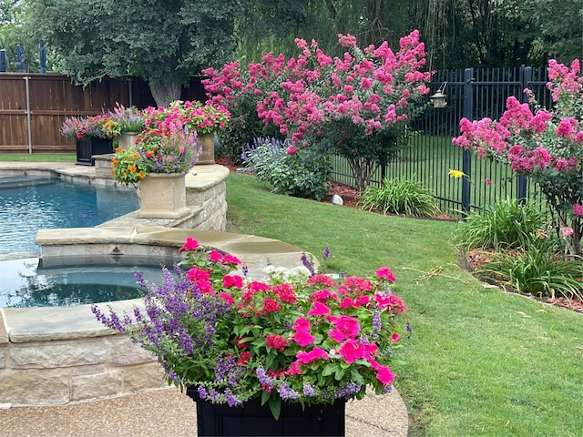view of yard with an in-ground hot tub