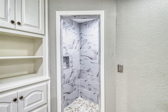 112 Woodcrest St, Weatherford, TX 76087 - bathroom featuring a stall shower and a textured wall