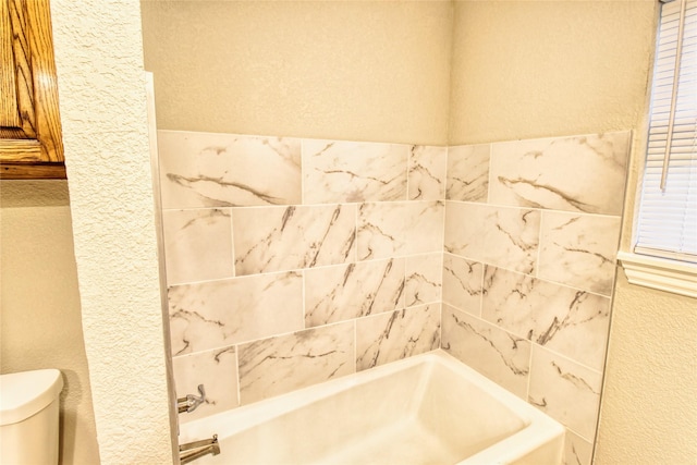 112 Woodcrest St, Weatherford, TX 76087 - full bath with toilet, a textured wall, and washtub / shower combination