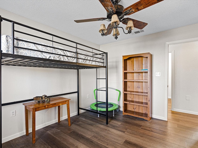 175 Clover Ln, Decatur, TX 76234 - bedroom featuring baseboards, visible vents, wood finished floors, and a textured ceiling