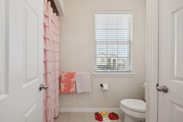 4600 Periwinkle Dr, Mansfield, TX 76063 - full bath featuring baseboards, toilet, tile patterned floors, and curtained shower