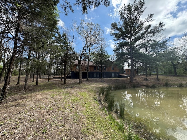 view of yard featuring a water view