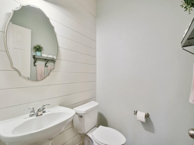 4013 Hollow Lake Rd, Fort Worth, TX 76262 - bathroom featuring a sink and toilet