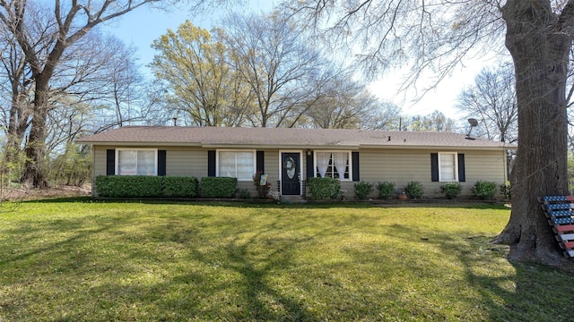 ranch-style house featuring a front yard