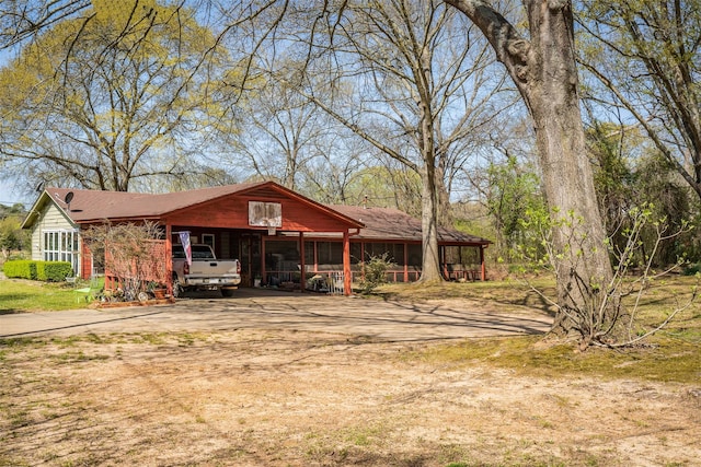 view of front of property featuring an attached carport and driveway