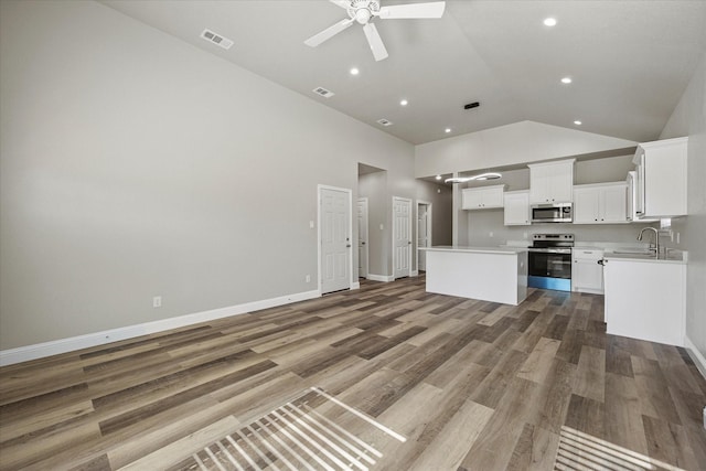 kitchen featuring a sink, visible vents, stainless steel appliances, and a ceiling fan
