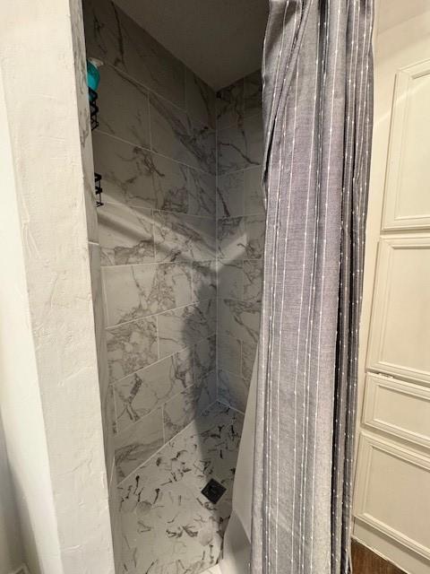 2411 Northlake Ct, Irving, TX 75038 - bathroom featuring tiled shower