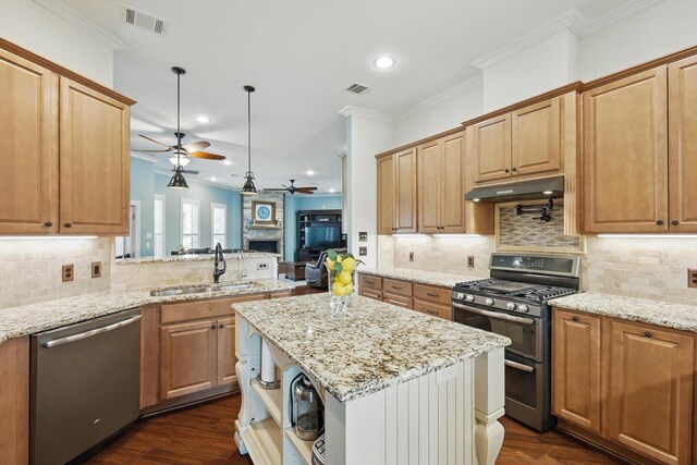 3713 Hidden Trl, Flower Mound, TX 75022 - kitchen with stainless steel appliances, ceiling fan, under cabinet range hood, decorative backsplash, and recessed lighting