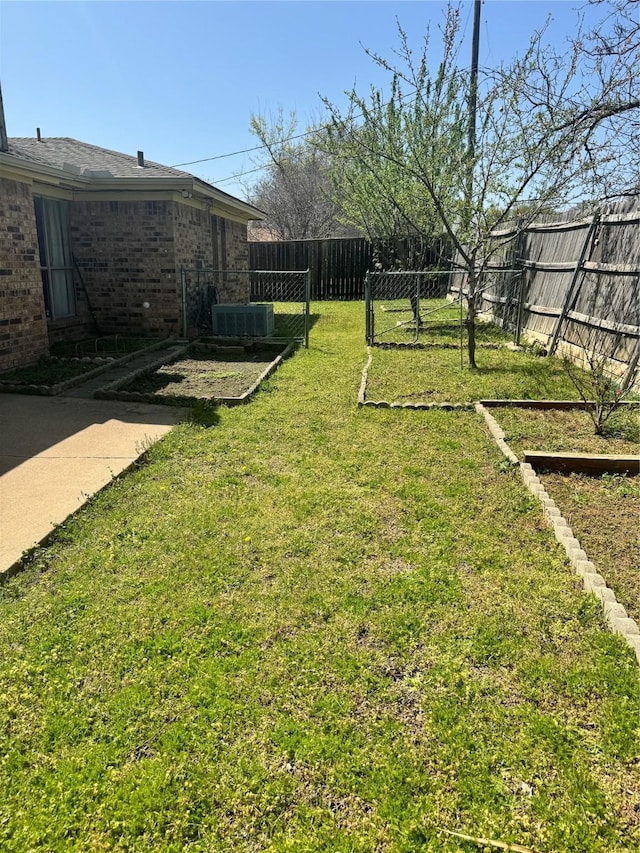 901 Freestone Ct, Arlington, TX 76017 - view of yard with a fenced backyard and central AC