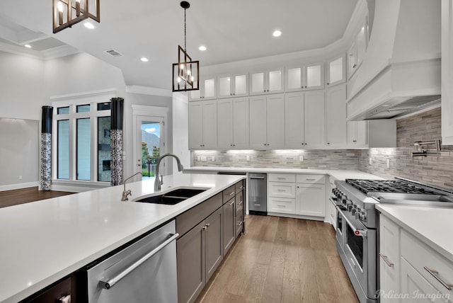 1113 Forest Trail Dr, Shreveport, LA 71106 - kitchen featuring stainless steel appliances, custom range hood, a chandelier, ornamental molding, and light countertops