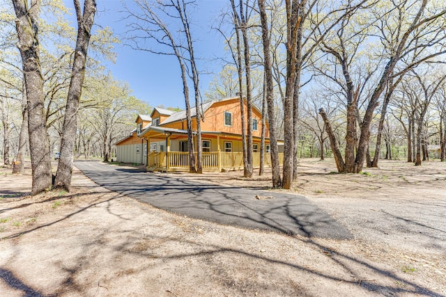 view of front facade featuring aphalt driveway and covered porch