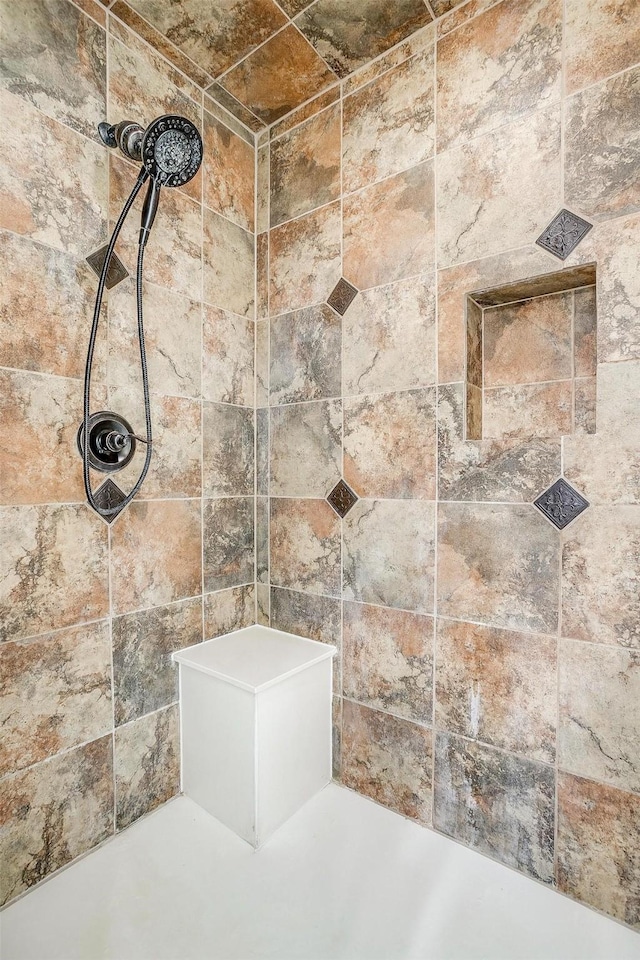 room details featuring a tile shower
