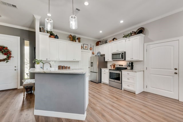 199 Pearl Valley Dr, Kerens, TX 75144 - kitchen featuring ornamental molding, stainless steel appliances, visible vents, white cabinets, and a peninsula