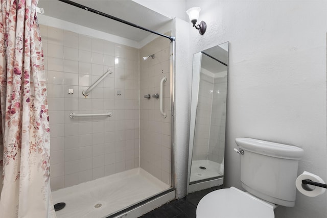 4331 Kolloch Dr, Dallas, TX 75216 - bathroom with a shower stall, toilet, and a textured wall
