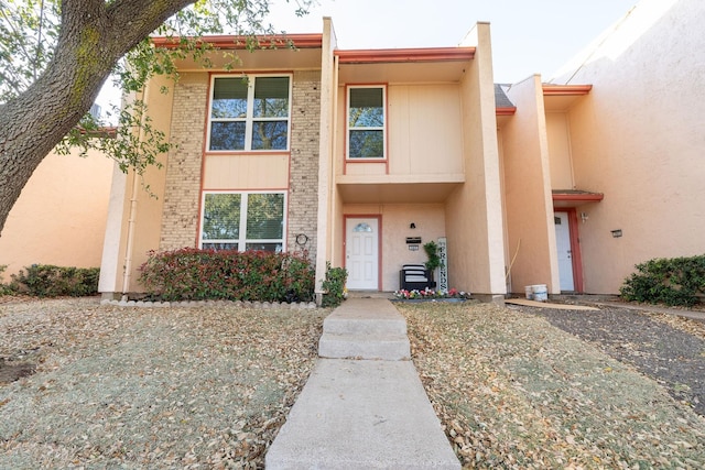 townhome / multi-family property featuring stucco siding